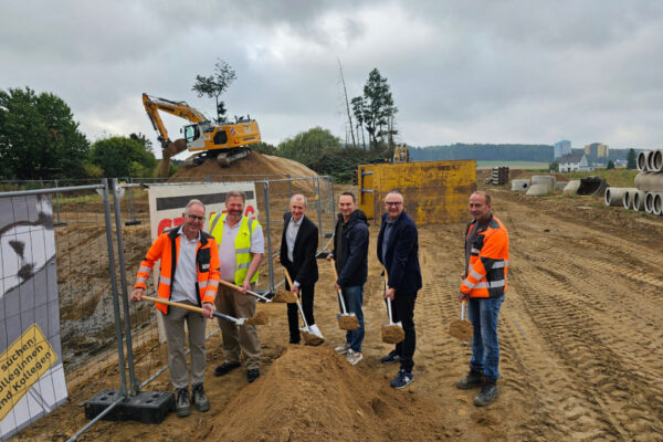 von links) Andreas Buschkamp (Gruppenleiter STRABAG), Jens Plöger (Bauleiter bei Straßen und Entwässerung Lemgo), Olaf Hagenow (Betriebsleiter Straßen und Entwässerung Lemgo), Max Leer (Gebäudewirtschaft Lemgo), Bürgermeister Markus Baier und Frank Gutmann (Polier STRABAG).