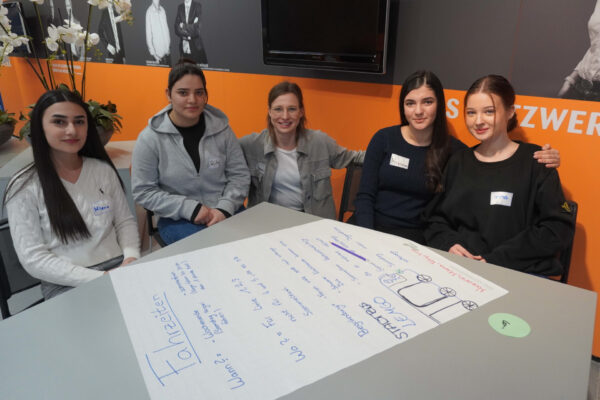 Natalie Wittmann (Mitte), Koordinatorin des Lemgoer Jugendforums, im Gespräch mit den Realschülerinnen (von links) Milena Mesropyan, Ritaj Saleh, Nazanin Noori und Irina Dulson.