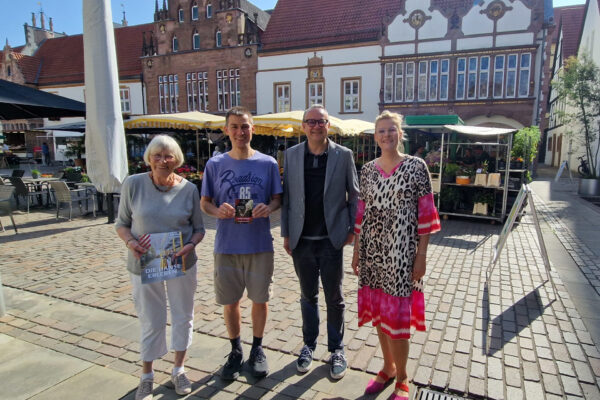 Renate Bauer, Sprecherin der Hansekommission des Rates, Gewinner Peter Strauß, Bürgermeister Markus Baier und Rabea Kruel, kommissarische Geschäftsführerin von Lemgo Marketing.