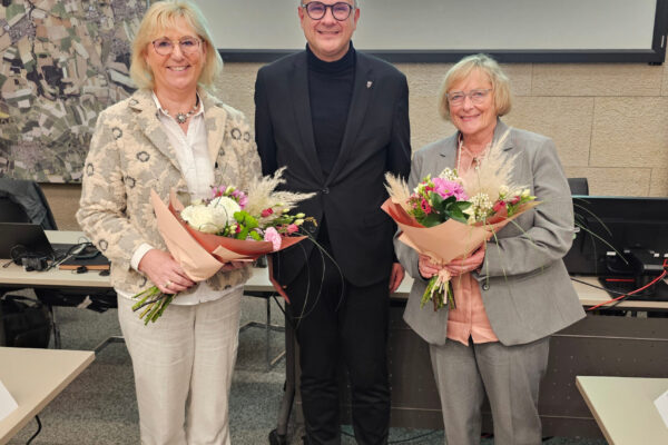 Bürgermeister Markus Baier beglückwünscht (von links) die 1. stellvertretende Bürgermeisterin Andrea Freitag und die 2. stellvertretende Bürgermeisterin Heike Busse.