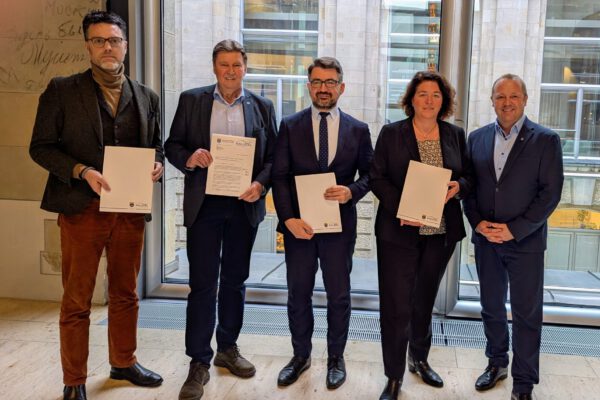 Kalletals Bürgermeister Mario, Hecker, Kerstin Vieregge, Jürgen Berghahn, Robin Wagener und Christian Sauter