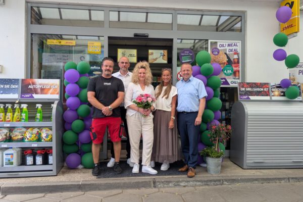 Andrea Rothhardt (Mitte) freut sich mit Holger Ehm, Glenn Unewisse (OIL Bezirksvertretung), Sandra Liesenfeld und Bürgermeister Mario Hecker (von links).