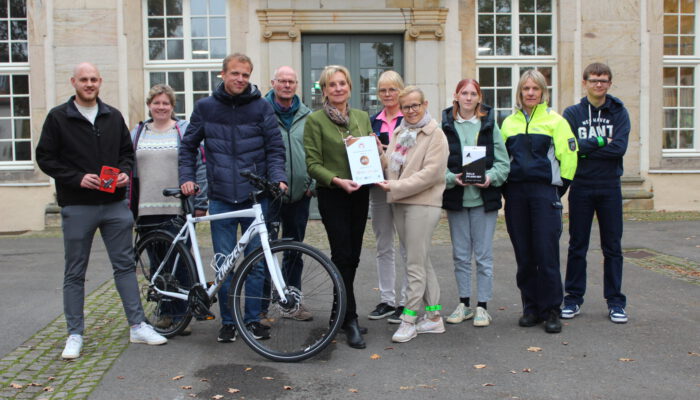 Dennis Hetmann (Projektkoordinator und Mobilitätsmanager beim Kreis Lippe), Anna-Lena Mügge (Radverkehrsbeauftragte des Kreises Lippe), Dr. Florian Lueke (Lehrer am EKG), Gerhard Reineke (Radverkehrsbeauftragte der Stadt Lemgo), Dr. Ute Röder (Verwaltungsvorständin beim Kreis Lippe), Juliane Schmidt-Rhaesa (Lehrerin am EKG), Bärbel Fischer (Schulleiterin des EKG), Kaja-Marie Hoffmann (Bundesfreiwilligendienstleistende beim Kreis Lippe), Tanja Menze (Kreispolizeibehörde Lippe) und Erik Körner aus der 8a.