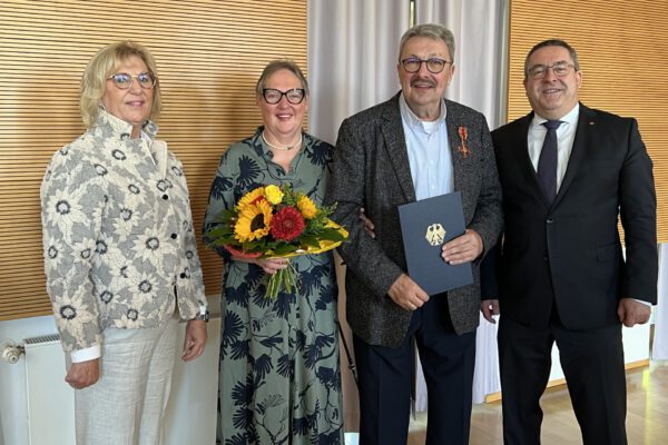 Freuen sich mit dem Geehrten Christian Petschick über dessen Auszeichnung (von links): Lemgos stellvertretende Bürgermeisterin Andrea Freitag, Ingrid Petschick und Landrat Dr. Axel Lehmann