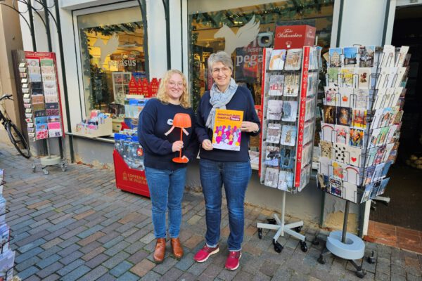 Inga Kunz (links, Inhaberin der Buchhandlung Pegasus) und Christiane Osterhage (Gleichstellungsbeauftragte der Alten Hansestadt Lemgo