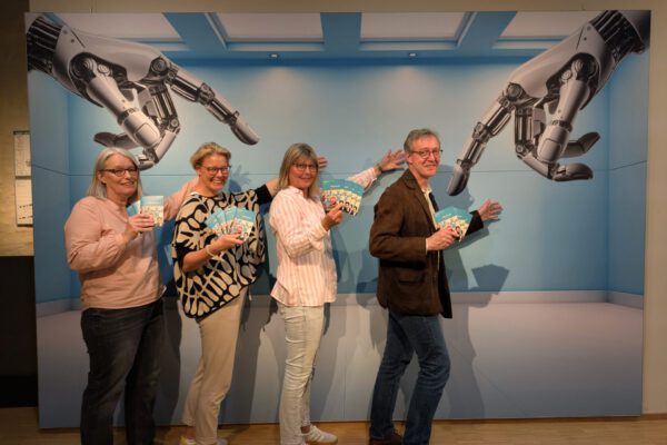 Kuratorin und Museumspädagogin Dr. Susanne Hilker, Museumsleiterin Silvia Herrmann, Verwaltungsfachangestellte Heidrun Saak und Dr. Michael Zelle (Museumsdirektor des Lippischen Landesmuseums und des Weserrenaissance-Museums Schloss Brake) stellen das neue Programmheft vor.