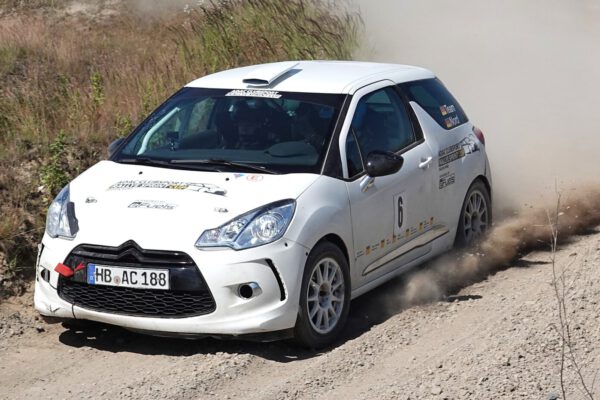 Beim Vormittagslauf kamen Aaron und Stefanie wieder als 6. ins Ziel, mussten aber schon mit Bremsproblemen kämpfen. Leider war die Beanspruchung der Fahrzeuge, es fahren alle Teams abwechselnd auf den beiden gestellten Autos, sehr groß. Die Nachmittagsläufe konnten leider auf Grund von Fahrzeugdefekten nicht mehr durchgeführt werde