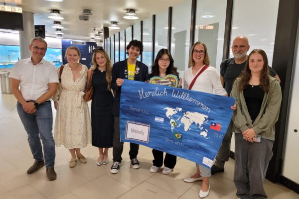 : v.l.: Johannes Krieger, Maike Schröder, Pauline Schröder, Joaquín, Melody, Gesa Krieger, Dr. Marc Schröder und Katja Krieger.