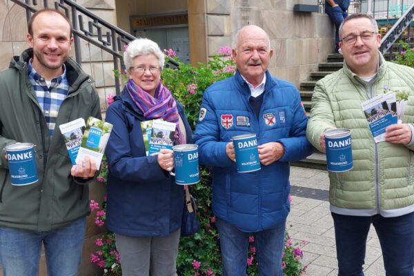 Sebastian Schulz (Kreisgeschäftsführer Volksbund Lippe), Elke Wittek (3. Stv. Bürgermeisterin Stadt Detmold), Heinz Holey (Oberst Schützengesellschaft Detmold) und Dr. Axel Lehmann (Vorsitzender Volksbund Lippe) beim Auftakt der Sammlung für den Volksbund Deutsche Kriegsgräberfürsorge.