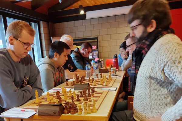 Und so kam es nun auf das vierte Brett an, in dem Niklas Piper im Mittelspiel einen Bauern gegen Jonas Kimura, der 200 DWZ-Punkte mehr hat und 2 Klassen höher spielt, hergeben musste. Und so ging Niklas in ein „Alles oder Nichts“ Damenendspiel über. Gewinnt Jonas dieses Match, gewinnt auch Lieme dieses Finale, ansonsten geht der 4er Pokal nach Barntrup