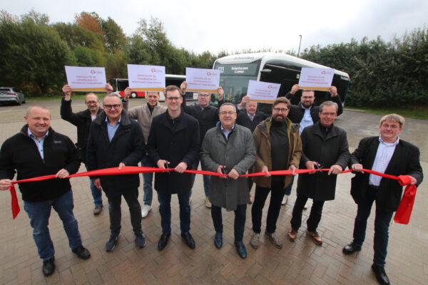 (v.l.) Mario Hecker (Bürgermeister Kalletal), Thomas Brosig (KVG Lippe), Markus Baier (Bürgermeister Lemgo), Dennis Matthiesen (KVG Lippe), Matthias Kalkreuter (Vorsitzender Aufsichtsrat KVG Lippe, Bürgermeister Lage), Oliver Kliewe (Kliewe Reisen), Landrat Dr. Axel Lehmann, Dirk Hänsgen (Geschäftsführer go.on), Achim Oberwöhrmeier (Geschäftsführer KVG Lippe), Pasqual Kliewe (KVG Lippe), Stefan Honerkamp (Geschäftsführer VVOWL) und Stefan Böke (Felix-Reisen) freuen sich über die neue Schnellbuslinie.