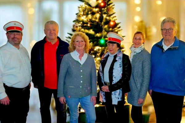 Dieter Schneider, Elke Gaulke und Frederike Pook (2.,3. und 5. v.l).