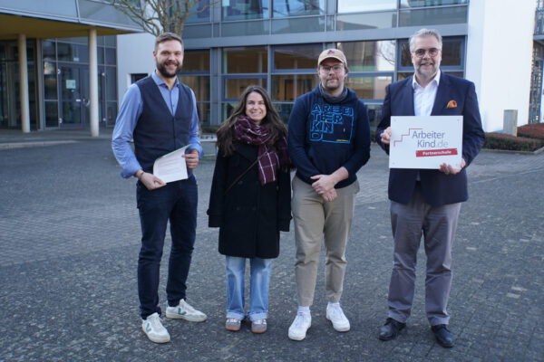 Marcel Mrotzek (Abteilungsleiter Höhere Handelsschule), Vertreter des Vereins Arbeiterkind und Heiko Jucks (Schulleiter).