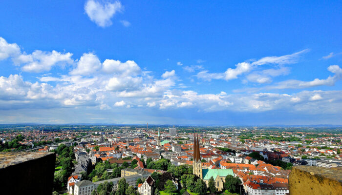 Vom Turm der Sparrenburg lässt sich Bielefeld und das Umland von oben überblicken. [www.sparrenburg.info]