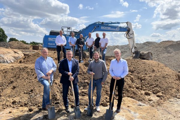 Thomas Jahn (stv. Vorsitzender des Betriebsausschusses), Landrat Dr. Axel Lehmann, Matthias Buchheim (Vorsitzender des Betriebsausschusses), Thomas Hilker sowie (v.h.l.) Steffen Ulbrich (AKD-Bau), Matthias Müller (Richter Tiefbau), Maxim Elsesser (EPU Gruppe), Marco Freyer (AKD-Bau), Eugen Unruh (Epu Gruppe) und Stephan Pott.
