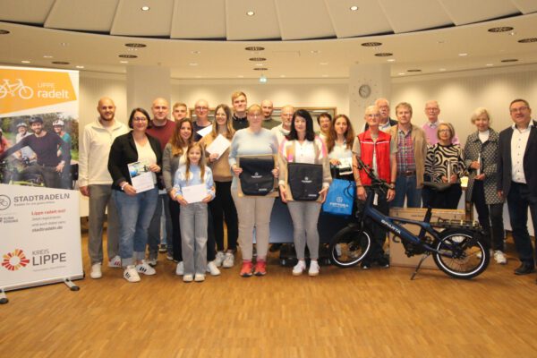 Landrat Dr. Axel Lehmann (rechts) freut sich mit den diesjährigen Gewinnern der STADTRADELN-Verlosung. Frauke Glaß-Fricke (vorne Mitte) bekam einen Preis überreicht