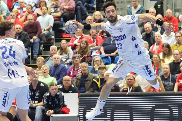 Uns erwartet beim Auswärtsspiel gegen den HC Erlangen eine körperlich sehr aggressiv verteidigende 6:0-Abwehr, die oft weit hinaustritt, viele Eins-gegen-Eins-Duelle annimmt und mit sehr hoher Intensität Ballgewinne erzwingen will. Dabei haben sie mit Gebala und Scheerer einen sehr flexiblen Innenblock. Vorne sind es die beiden Spieler Kristjánsson und Øverjordet, die das Spiel in die Hand nehmen