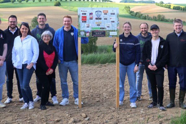 Ein besonderes Highlight: Die Partner, die sich mit den größten Flächen beteiligen, werden im Rahmen einer von 1-2-3-Plakat.de durchgeführten Großflächenkampagne zehn Tage lang in OWL sichtbar sein. Damit setzen auch die Sponsoren ein starkes Zeichen für Nachhaltigkeit und regionalen Artenschutz – Seite an Seite mit den Fans