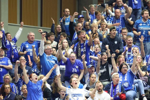 Wir spielen gegen Leipziger, die nach einer schweren Phase wieder im Aufwind sind und jetzt in der Liga auch gepunktet haben. Trotzdem gehen wir als Favorit ins Spiel und müssen uns 60 Minuten auf unser Handballspiel konzentrieren – mit allem, was drumherum passieren wird: mit einer tollen Fanunterstützung, mit einem Public Viewing hier in Lemgo. Wir wissen, wie sehr die Jungs, wie sehr die Fans sich darauf freuen, dieses Spiel zu sehen, und wir werden versuchen, alles reinzupacken, um ins Lidl Final4 einzuziehen