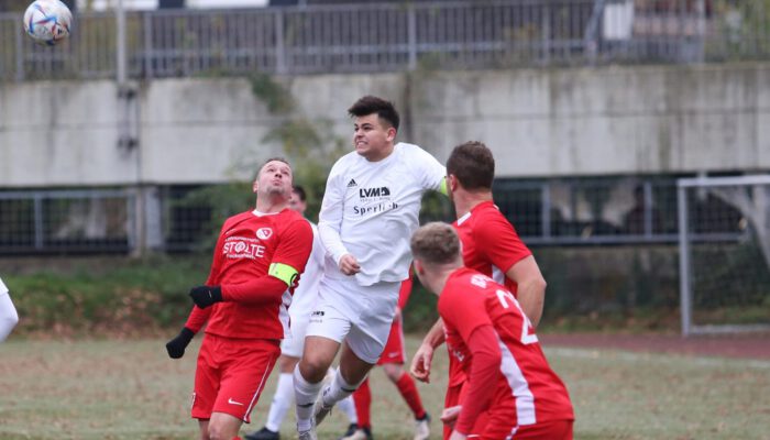 Dabei ging die erste Hälfte klar an den TBV. Nach einem Ballverlust von Peckelsheim schaltete Nikita Poop am schnellsten und spielte einen Steilpass auf Louis Hagemann, der den Ball im 16er unter Kontrolle brachte und zum 1:0 einschob