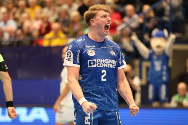 Dann schaffen wir es, Ende der ersten Halbzeit in Vorlage zu gehen. Wir können da vielleicht auch mit drei in die Halbzeit gehen, am Ende sind es zwei.​ Wir schaffen es in der zweiten Halbzeit nicht, auf drei, vier zu stellen.​ In der Phase, wo der Gegner ins Spiel kommt, verwerfen wir drei, vier freie Bälle.​ Dann ist das Spiel eng. In der letzten Viertelstunde sorgt diese Halle und dieses Selbstvertrauen dafür, dass wir immer wieder die Ruhe bewahren und immer wieder eine klare Chance rausspielen