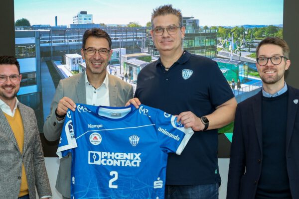 Seit nunmehr fast 14 Jahren stärkt uns Phoenix Contact als zuverlässiger und eminent wichtiger Partner den Rücken“, betonen TBV-Geschäftsführer Jörg Zereike und Steffen Tegeler, Leiter Marketing und Sponsoring beim TBV Lemgo Lippe. „Trotz der zurückliegenden herausfordernden Jahre sind zu keiner Zeit Zweifel an der Fortführung der Zusammenarbeit aufgekommen