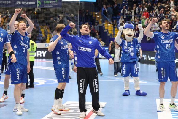 Ich würde mir wünschen, dass wir alle gemeinsam am Donnerstag noch einen draufpacken. Die Unterstützung der letzten Monate war unglaublich. Gegen die SG wird es entscheidend sein, dass wir die Halle schon beim Warmmachen und von der ersten Minute anzuzünden, damit dieses Kläschen-Spiel etwas Besonderes wird. Mit unseren Fans im Rücken wollen wir den nächsten Favoriten in Lemgo ärgern