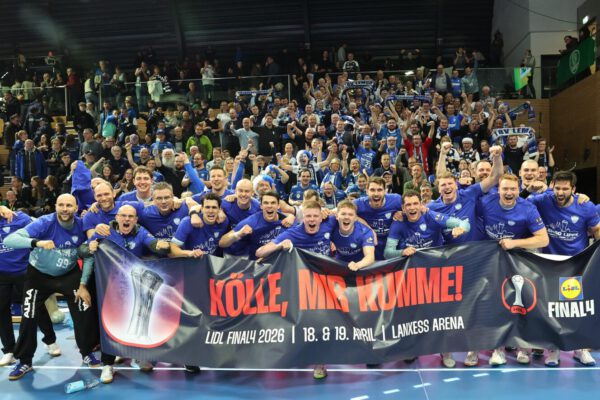 Wahnsinn. Ich glaube, wir haben in der ersten Halbzeit ein bisschen Probleme im Angriff gehabt, haben nicht so die Lösungen gefunden gegen eine wirklich sehr aggressive Abwehr von Leipzig. Wichtig war aber, dass wir in der Phase sehr gut Abwehr spielen und auch ein paar Paraden haben. So konnten wir das Spiel dann in unsere Richtung lenken, haben zur Halbzeit dann mit drei Toren ein schönes Polster