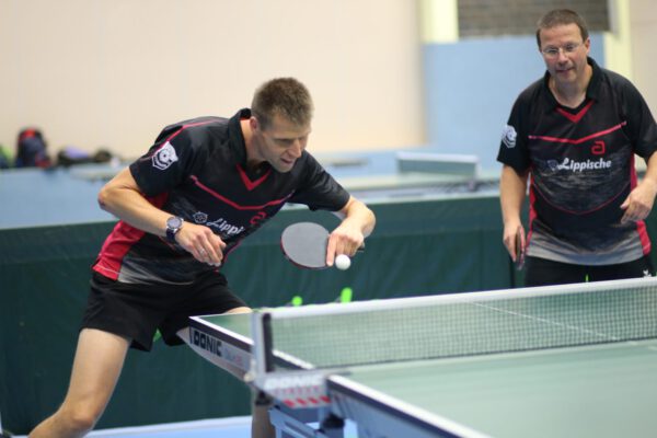 Hier konnten die Bexterhäger zunächst durch den kampflosen Sieg von Thomas Reinhardt gegen Jens Oesker und dem knappen 3:2 Erfolg von Jojo Meyer zu Wendischhoff, der gegen seinen Gegner Alexander Hamm