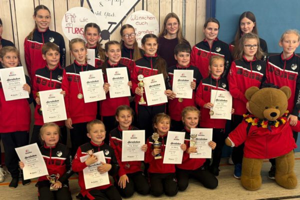 Diesen Platz auf dem Podest sicherte sich im Jahrgang 2016 Amelie Schuster mit Rang 3. Der gleichaltrige Vittorio Carluccio wurde Neunter. Auch im Jahrgang 2015 dominierten die RSV-Farben; vier von neun Starterinnen kamen aus dem Tempo-Team