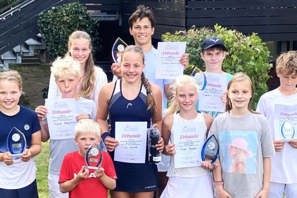 Mit Siegen und guten Platzierungen kehrten die Jugendlichen des TC BW Lemgo zusammen mit ihrem Trainer Bastian Bergmann von den Kreismeisterschaften Bielefeld/Lippe zurück