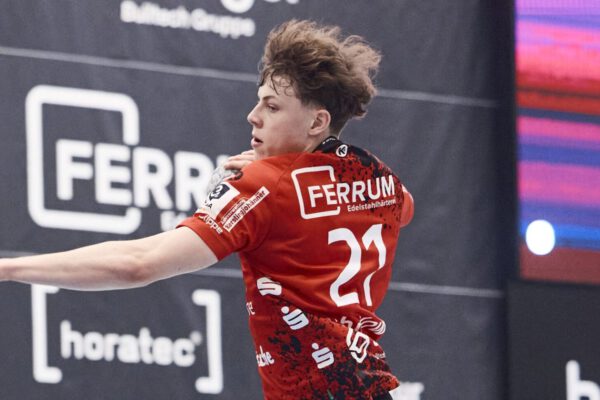 Im Laufe der ersten Halbzeit haben wir das besser in den Griff bekommen und sind dann auch über eine besser stehende Deckung zu leichteren Toren im Tempospiel gekommen, was uns auch ein bisschen den Druck aus dem Positionsangriff genommen hat