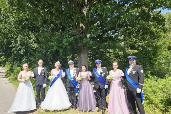 Auf den Bildern der noch aktuelle Hofstaat (v.l.n.r.) mit Nadine Praschak, Marko Hueting, Königin Ann-Christin I. Schriegel, König Jens II. Stohlmann, Daniela Stohlmann, Sebastian Schriegel, Sabrina Berghahn und Christoph Praschak