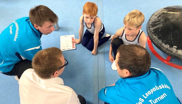 Die am Reck geforderten Riesenfelgen in Kombination mit einem Bück-Unterschwung meisterte Tom erst in der Trainingswoche vor dem Wettkampf, sodass es spannend wurde, ob er diese auf dem Wettkampf überhaupt schafft