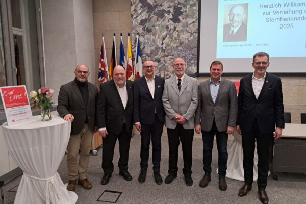 Biagio La Pillo und Preisträger Bernd Rossmann, Bürgermeister Markus Baier, Preisträger Klaus Brakhage und Laudator Alexander Baer und Klaus Drücker (Vorstandsvorsitzender der Sparkasse Lemgo)