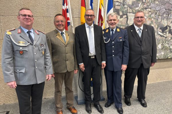 Hauptfeldwebel d.R. René Schrader, Generalleutnant a.D. Richard Roßmanith, Bürgermeister Markus Baier, Hauptgefreiter d.R. Dr. Reiner Austermann und Stabsunteroffizier d.R. Andreas Hagmeister.