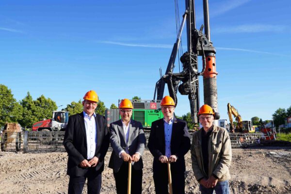 Stadtwerke-Aufsichtsratsvorsitzende Markus Baier und Geschäftsführer Matthias Sasse freuen sich mit dem Bereichsleiter Eigenerzeugung, Georg Klene (links) und Projektleiter Uwe Weber