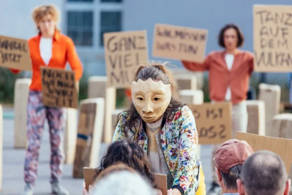 csm_Theater_fragile_-_AYR_3_-_Foto.Max_Krause__274b2ee774