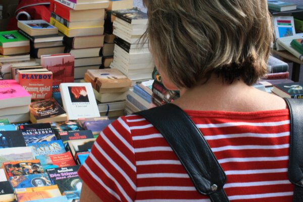 Frau mit sucht Bücher