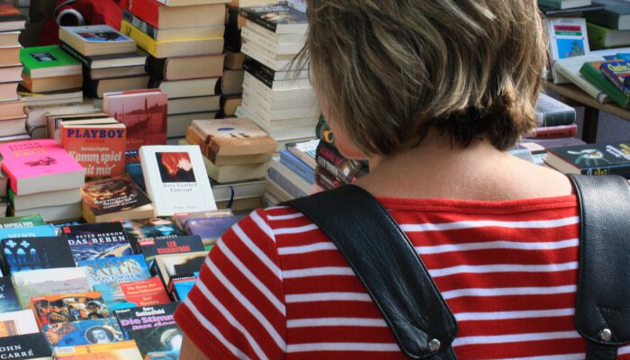 Frau mit sucht Bücher