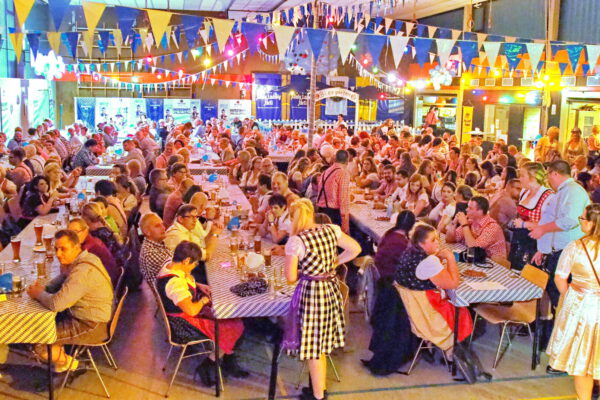 Das Alverdisser Oktoberfest. Großes gemeinsames Abendessen.