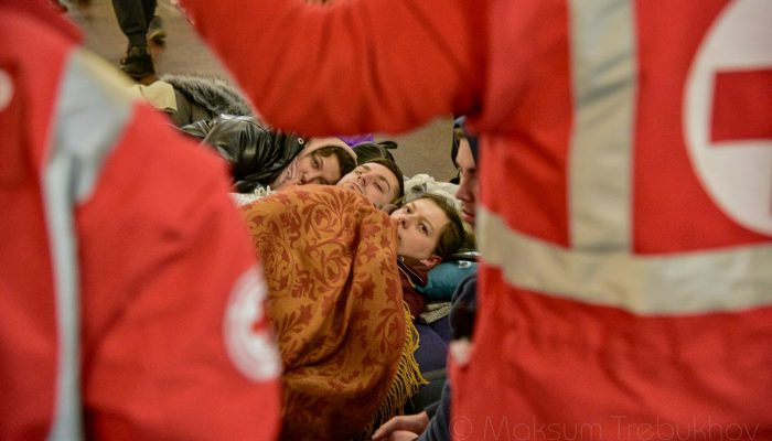 Bewaffneter Konflikt in der Ukraine und Invasion russischer Truppen: Helfer vom Ukrainischen Roten Kreuz verteilen auf einer U-Bahnstation in Kiew Getränke und Lebensmittel an die Zivilbevölkerung, die die U-Bahnstationen zum Schutz vor Luftangriffen aufsucht.
Menschen haben sich zum Schlafen auf den Bahnsteig gelegt.
- 27.02.2022
