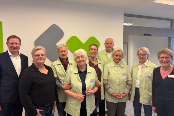 Klinikgeschäftsführer Dr. Niklas Cruse, Astrid Albert, das Team des Ehrenamtlichen Besuchsdienstes am Klinikstandort Detmold und Gerlinde Kriete-Samklu.