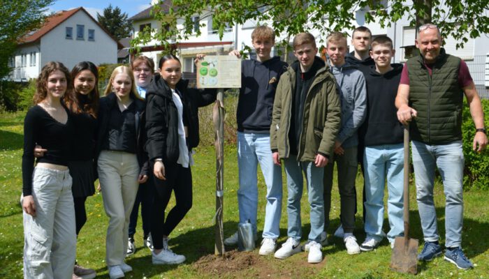 Schulabgänger der Karla-Raveh-Gesamtschule pflanzen einen Apfelbaum