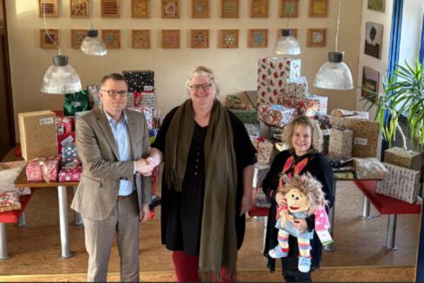 Björn, Hartmann, Leiter Personal Brasseler, Frau Heike Krietenstein, Dorfleitung des Westfälischen Kinderdorfes Barntrup, und Tanja Obermeier, Teamassistentin, v. l. n. r.